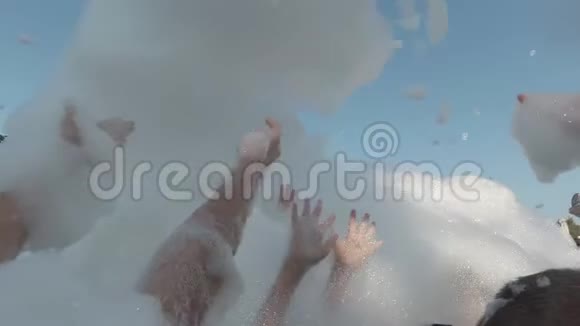 特写许多人的手在泡沫中跳舞夏日在水上公园举行泡沫派对度假和视频的预览图
