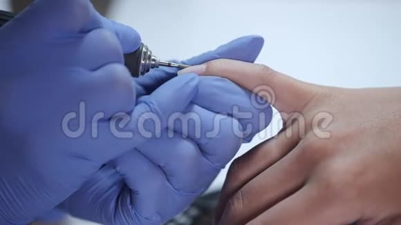 美容师动手清洁女性客户指甲视频的预览图
