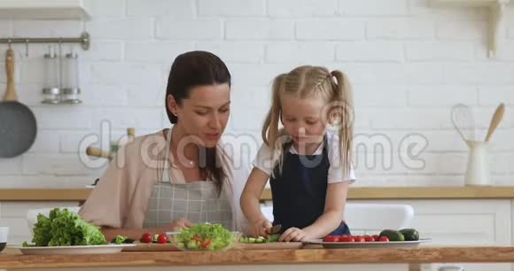 快乐妈妈教小女儿一起做饭厨房里视频的预览图