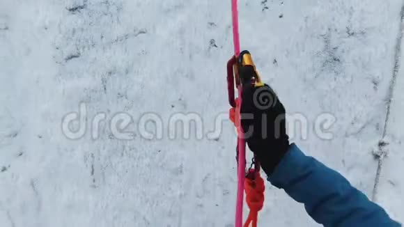 骑警队的登山队员正在用Jumar在固定的绳索上攀登视频的预览图