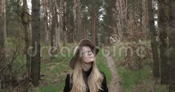 在树林里戴帽子的女孩视频的预览图