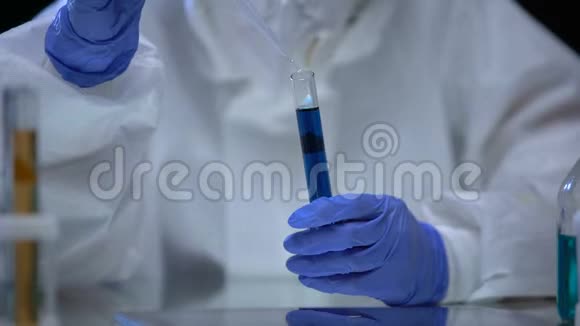 有毒实验室科学家检验蓝色电离辐射液体危险样品视频的预览图