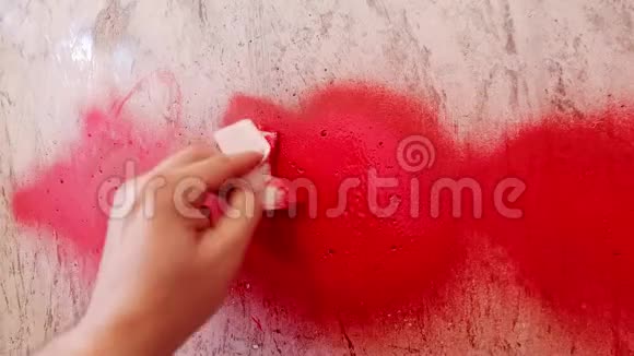 用餐巾纸涂鸦后擦掉多余的油漆视频的预览图