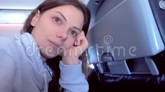 飞机上的女人害怕飞翔望着窗外视频的预览图