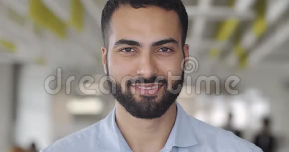 一个微笑的男办公室工作人员在同事区看镜头幸福男人创业公司创始人画像视频的预览图
