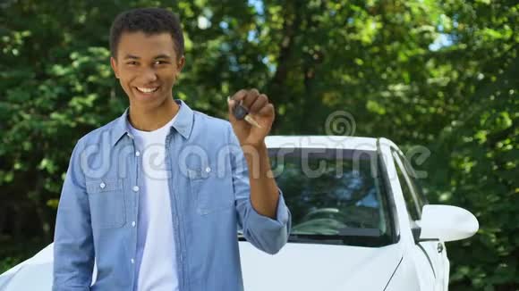 青年黑人男子持有汽车钥匙交通工具购买驾驶证视频的预览图