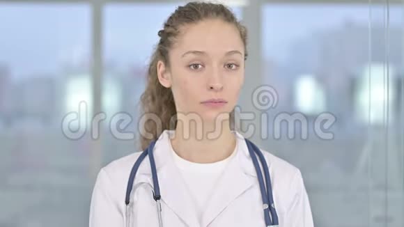 有魅力的年轻女医生手指说不的画像视频的预览图