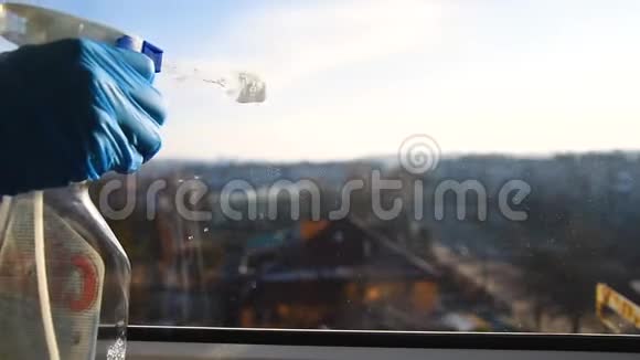 员工用微纤维布擦拭窗户手提橡胶防护手套视频的预览图