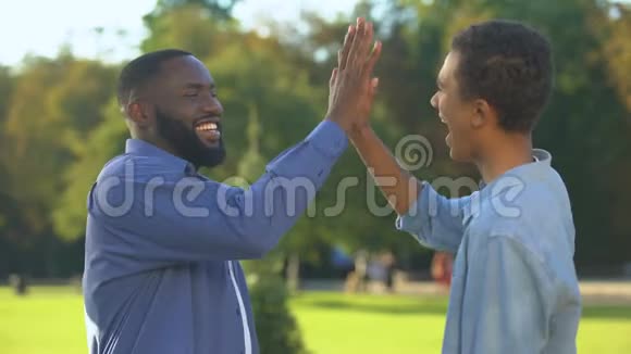 开朗的黑人兄弟在户外奉献五高家庭幸福关系亲密视频的预览图