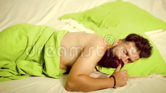 有趣的视频时刻帅哥睡在床上男人睡在床上睡得很深在床上的年轻人视频的预览图