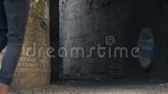 不高兴的高中生独自在废弃的城市建筑里散步青春期的年龄视频的预览图