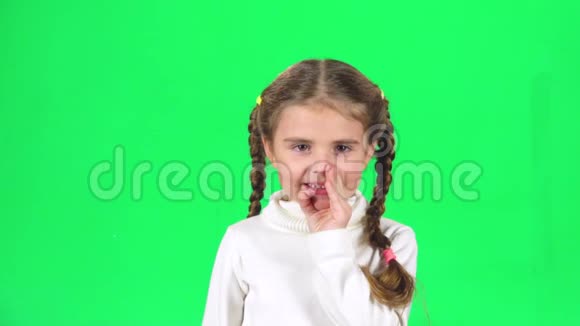 漂亮的小女人在说一个秘密绿色屏幕慢动作视频的预览图