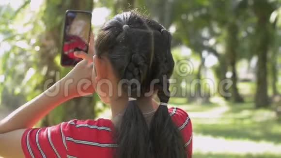 在油棕种植园使用手机的亚洲可爱女孩视频的预览图