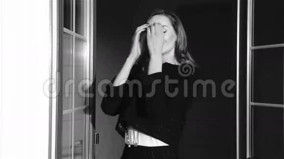 美丽的年轻女子金发从门外出来调情害羞亲吻呼吸空气空气香水化妆品视频的预览图