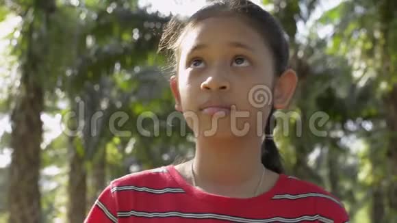 亚洲可爱的女孩走在油棕种植园视频的预览图