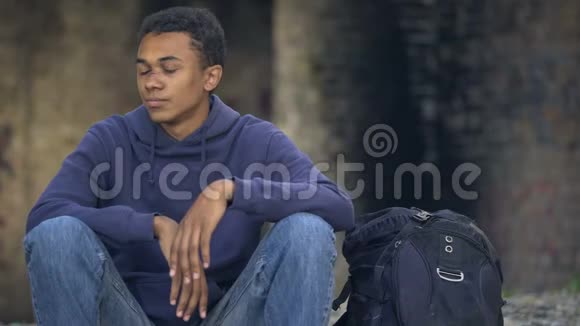 无家可归的千禧一代独坐街头生活水平低视频的预览图