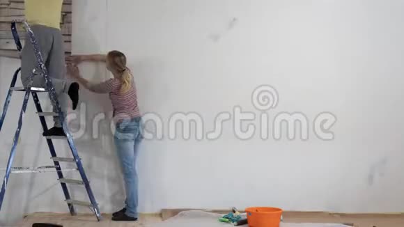 公寓修缮装修女人胶水照片壁纸在墙上加速视频视频的预览图