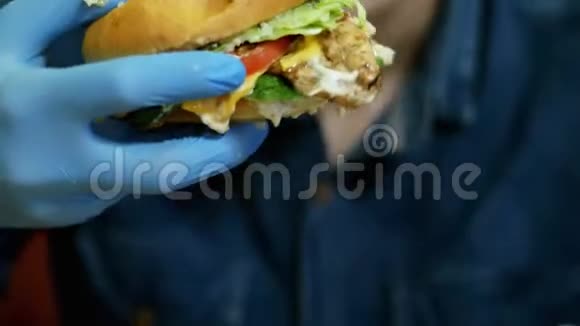 特写汉堡那家伙在咖啡馆里吃快餐吃重点食物视频的预览图