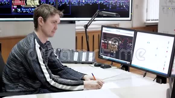 生产流水线和计算机办公室的人工系统管理员视频的预览图