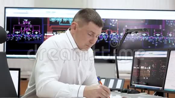 人上班族在电站控制中心室内工作视频的预览图