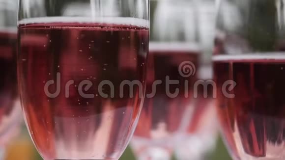 里面有粉红色香槟的眼镜视频的预览图