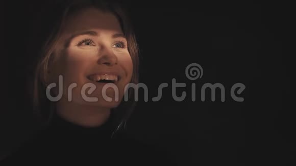女人在光影中微笑视频的预览图