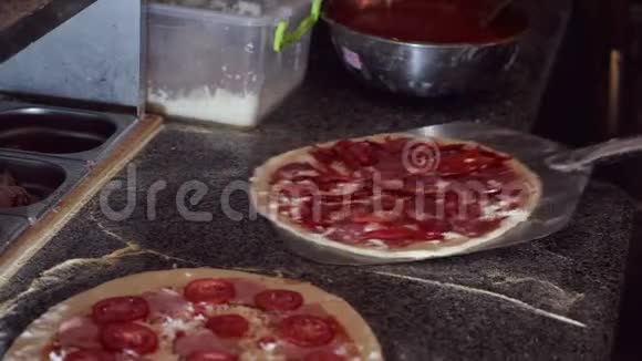 意大利餐厅提供带有西红柿和肉的披萨视频的预览图