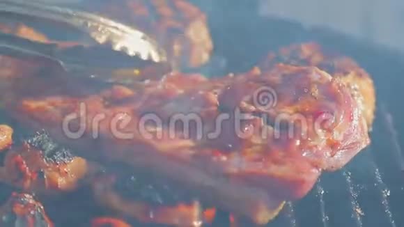 特写厨师在烤架上切一块刚出炉的肉视频的预览图