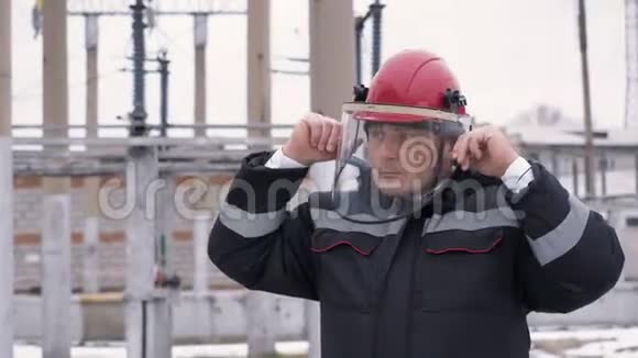 施工现场北部区域穿工作服防护头盔面罩的施工人员视频的预览图