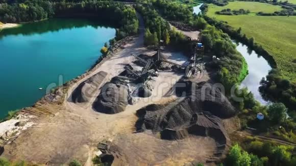 采矿业有起重机和卡车的采石场乌克兰Bazaltowe村一个采石场的Basalt加工视频的预览图