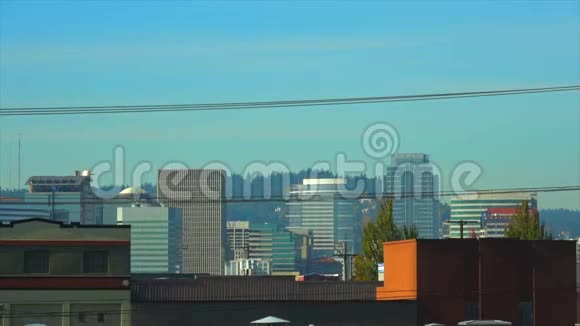 俄勒冈州波特兰市慢盘市中心晴朗的一天天气好建筑视频的预览图