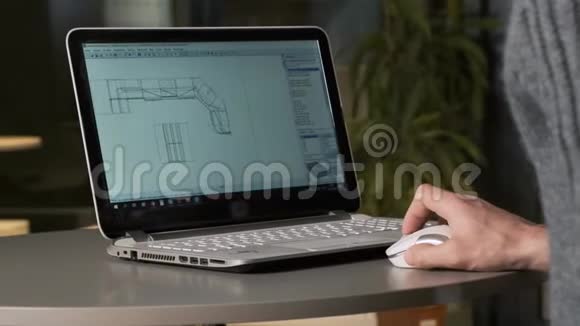 男性正在使用笔记本电脑进行建筑设计计算机工程师设计项目视频的预览图