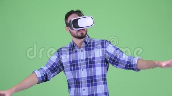 有趣的年轻留胡子的时髦男人使用虚拟现实耳机感觉恶心视频的预览图