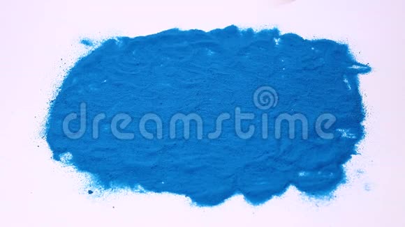 人手在蓝色的艺术沙滩上写字不在白色背景下拍摄的录像手写的视频的预览图
