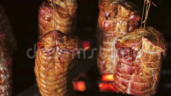 鲜火腿肉片的特写在木头上的烤箱里熏制炉中柴火上的健康食品视频的预览图
