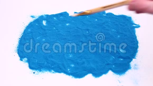 在蓝色的艺术沙滩上男人手上写着二号在白色背景下拍摄的录像视频的预览图