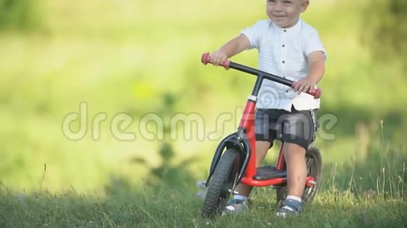 一个男孩骑自行车没有踏板视频的预览图