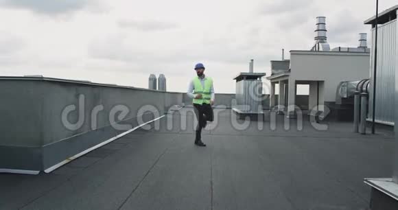 兴奋的工程师在工地的屋顶上跳舞在镜头前充满魅力他有一个安全的地方视频的预览图