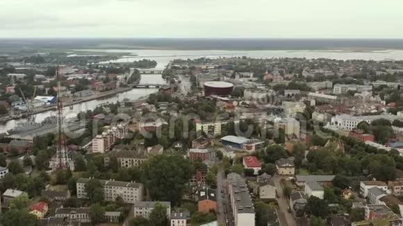LIEPAJALATVIAJULY2019年空中无人机观利帕亚的城市景观音乐厅和波罗的海的河流运河视频的预览图