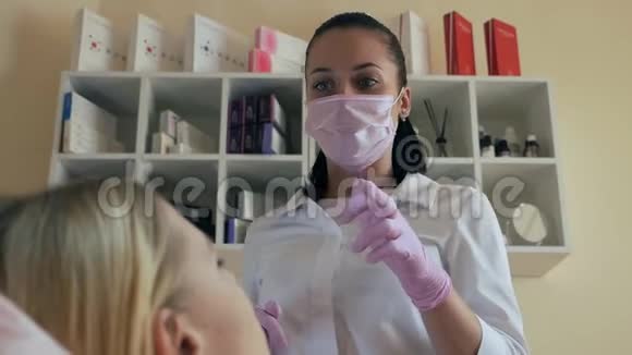 临床美容医生与病人讨论美容程序医务美容师视频的预览图