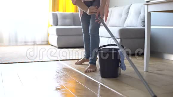 妇女拖地板正确清洁木面油毡或瓷砖的提示视频的预览图