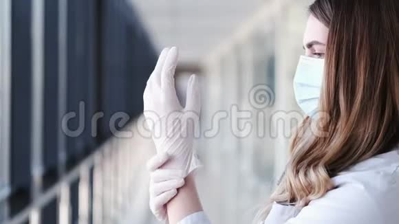一名戴口罩的护士正在放置一次性橡胶白手套视频的预览图