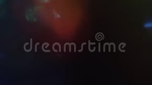 循环全息透镜耀斑自然光变质光线照在黑暗的背景上超高清3840x2160视频的预览图