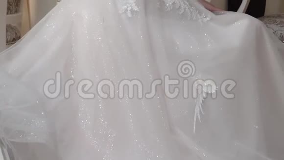 穿着漂亮白色婚纱的女孩新娘视频的预览图