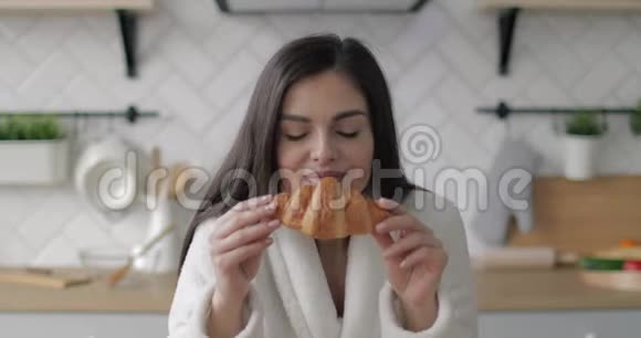 快乐女孩闻牛角面包视频的预览图