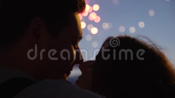 一对男女接吻特写城市街头背景明亮烟火4K视频的预览图