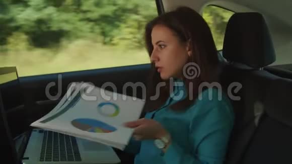 女企业家在车里拿文件视频的预览图