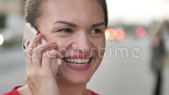美女在城市街头背景上打电话蔡斯智能手机上聊天的女孩肖像视频的预览图