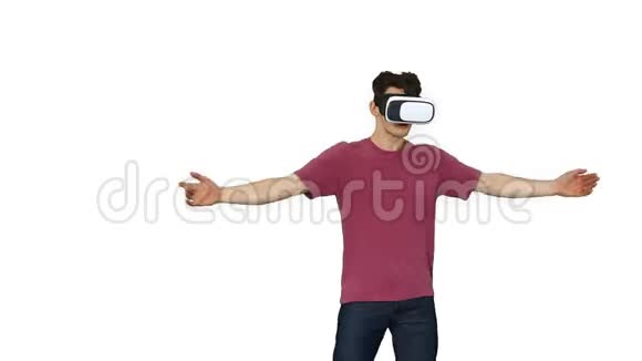 休闲游戏玩家舞蹈锁定嘻哈在VR耳机玩舞蹈游戏的白色背景视频的预览图