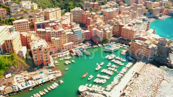 卡莫格利港的鸟瞰图意大利利古里亚海滩附近五颜六色的建筑从上面看停泊的船只和游艇视频的预览图